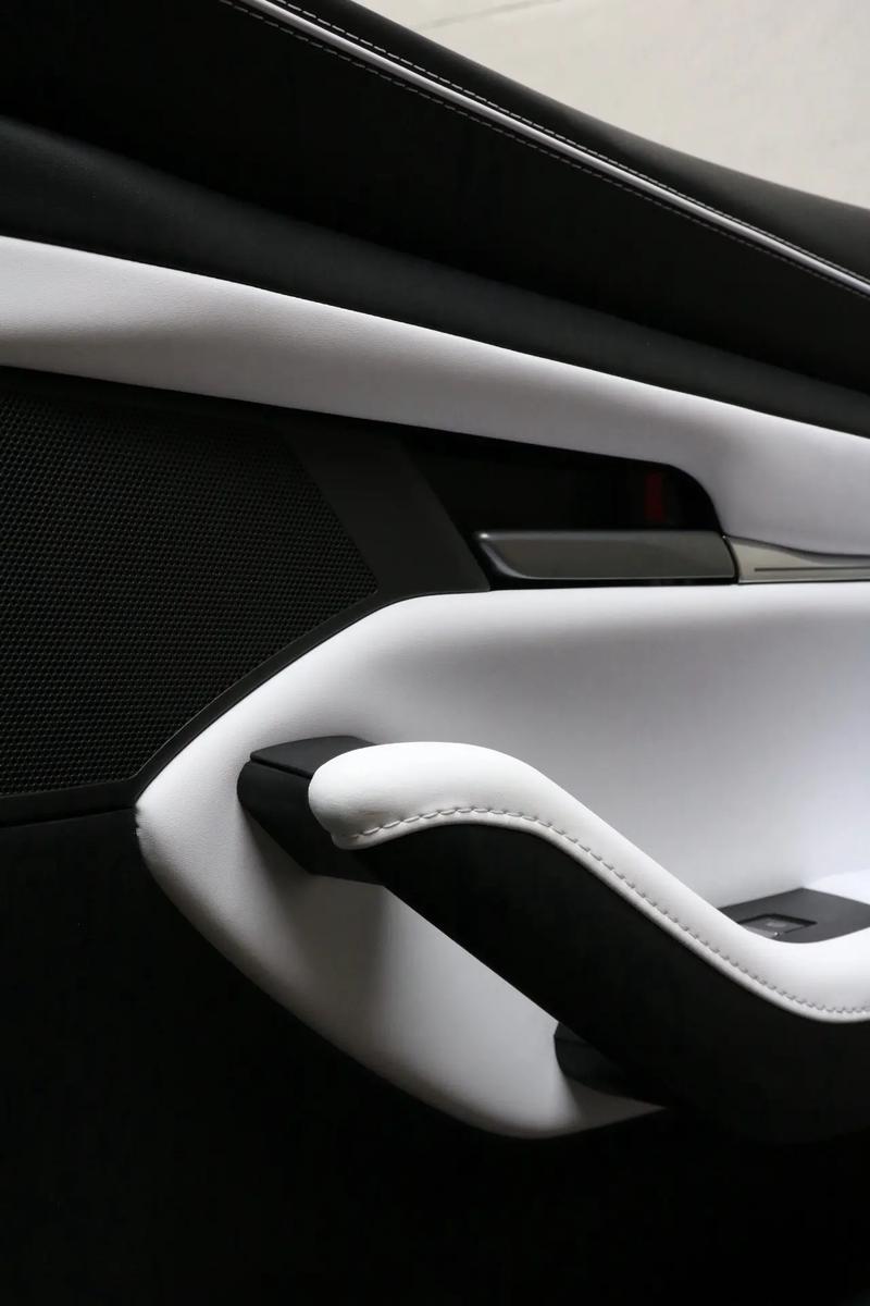 黑白交織下的汽車內(nèi)飾美學(xué) 橡膠制品的沉穩(wěn)與優(yōu)雅